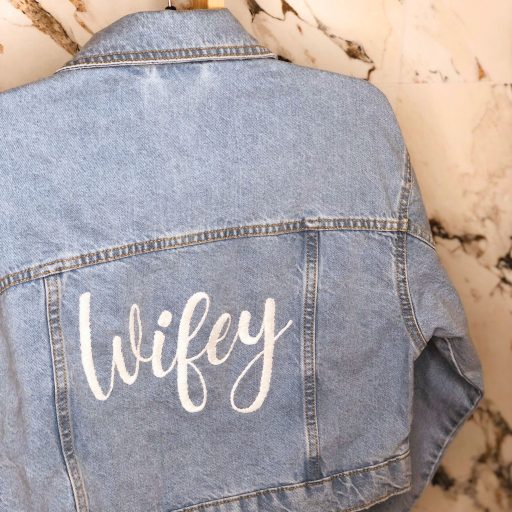 hímzés farmerkabátra, wifey, esküvő - CreativeDorci
